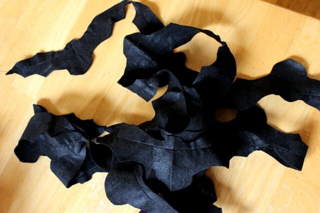 DIY Felt Bat Garland for Halloween Decorations