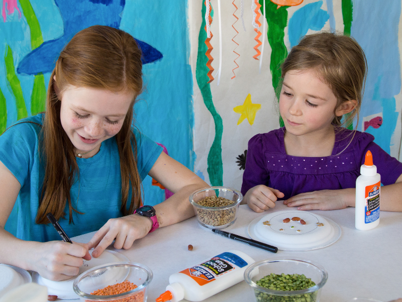 girls making art