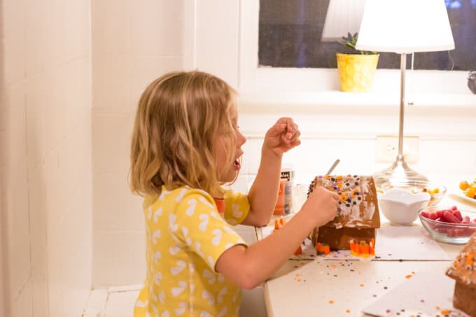 decorating gingerbread