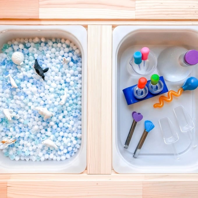 Frozen water beads sensory play_coffeandspitup_ winter sensory bins