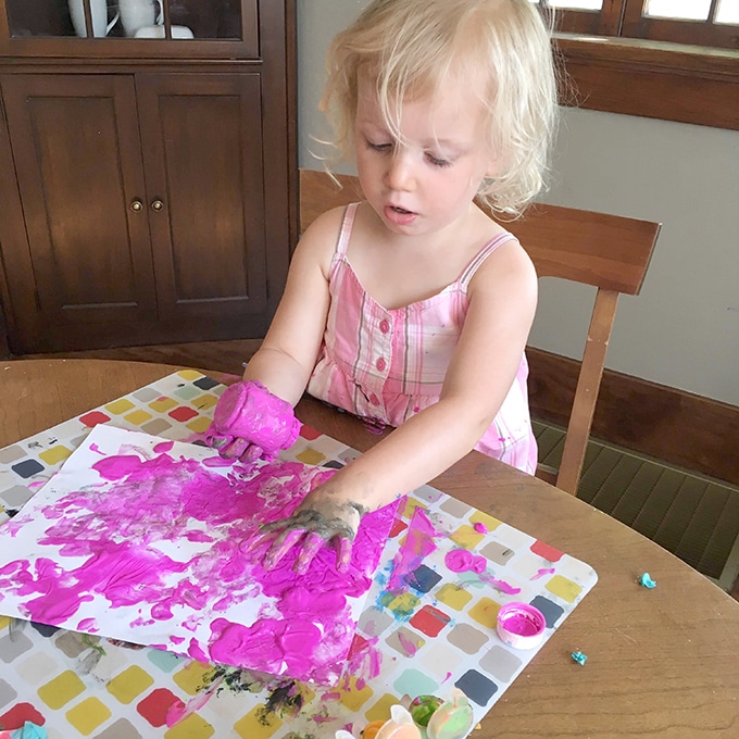 Child fingerpainting on paper_Anna Harpe