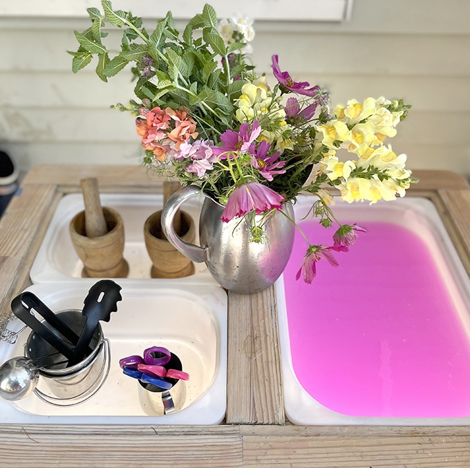 flower water play bin