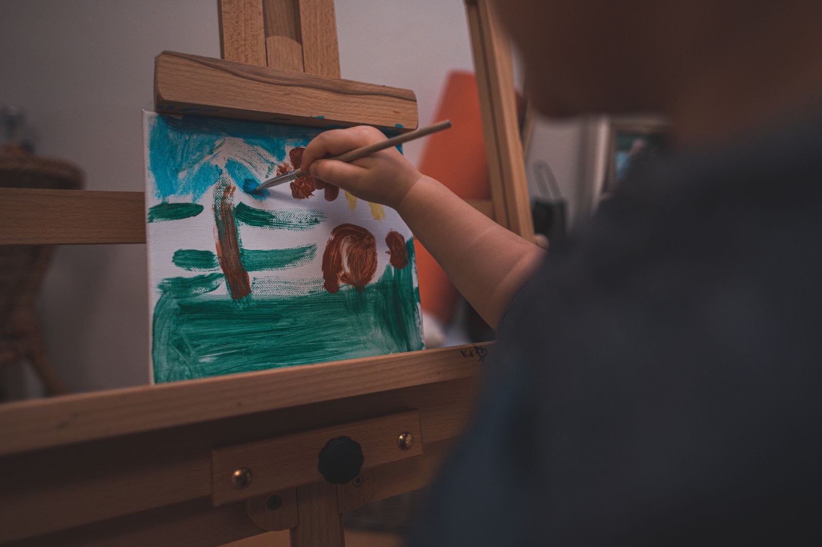 child painting hands
